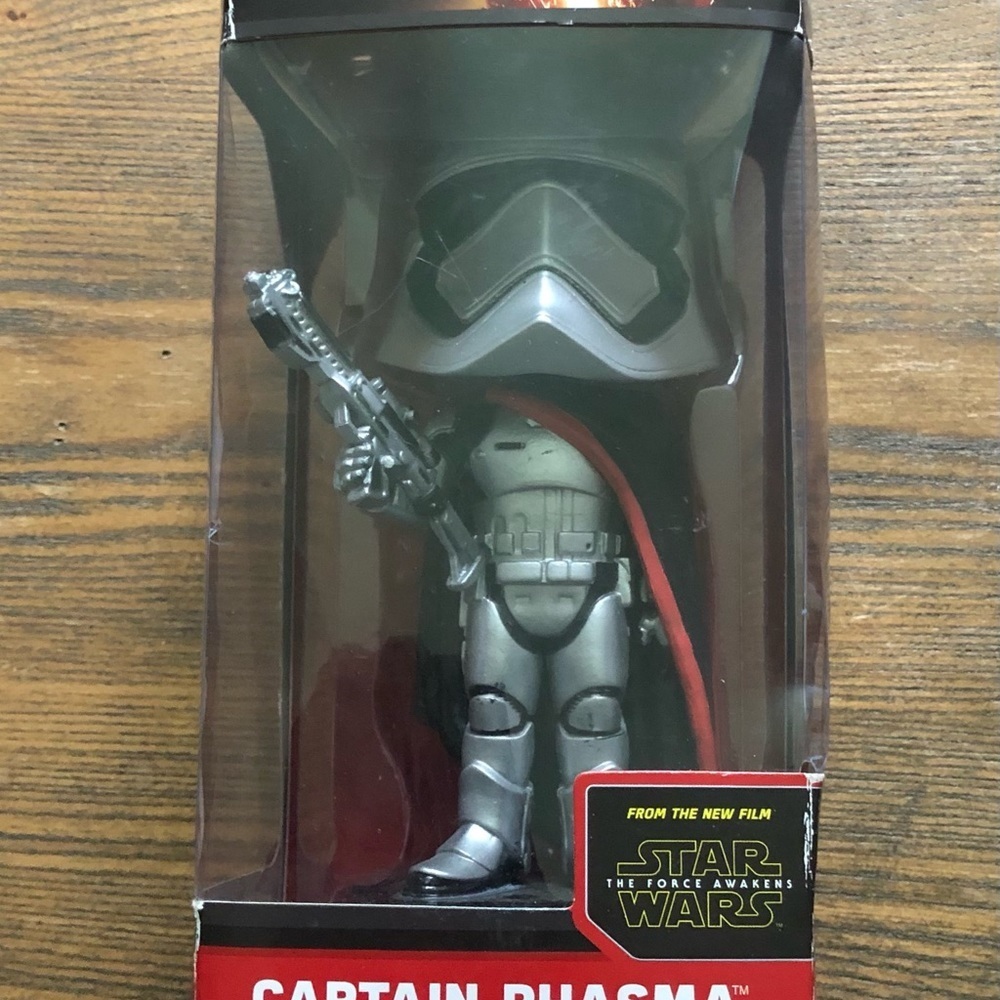 Star Wars captain Phasma - Vinyl bobble  head NIB
